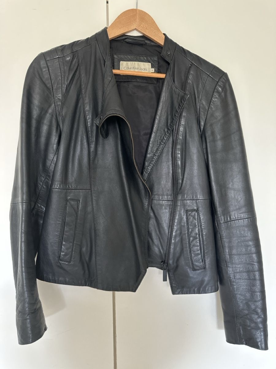 Calvin Klein Giacche: Calvin Klein Black Leather Jacket, Size S - Great Find! – Usato da Zürich venduto da car_68nt