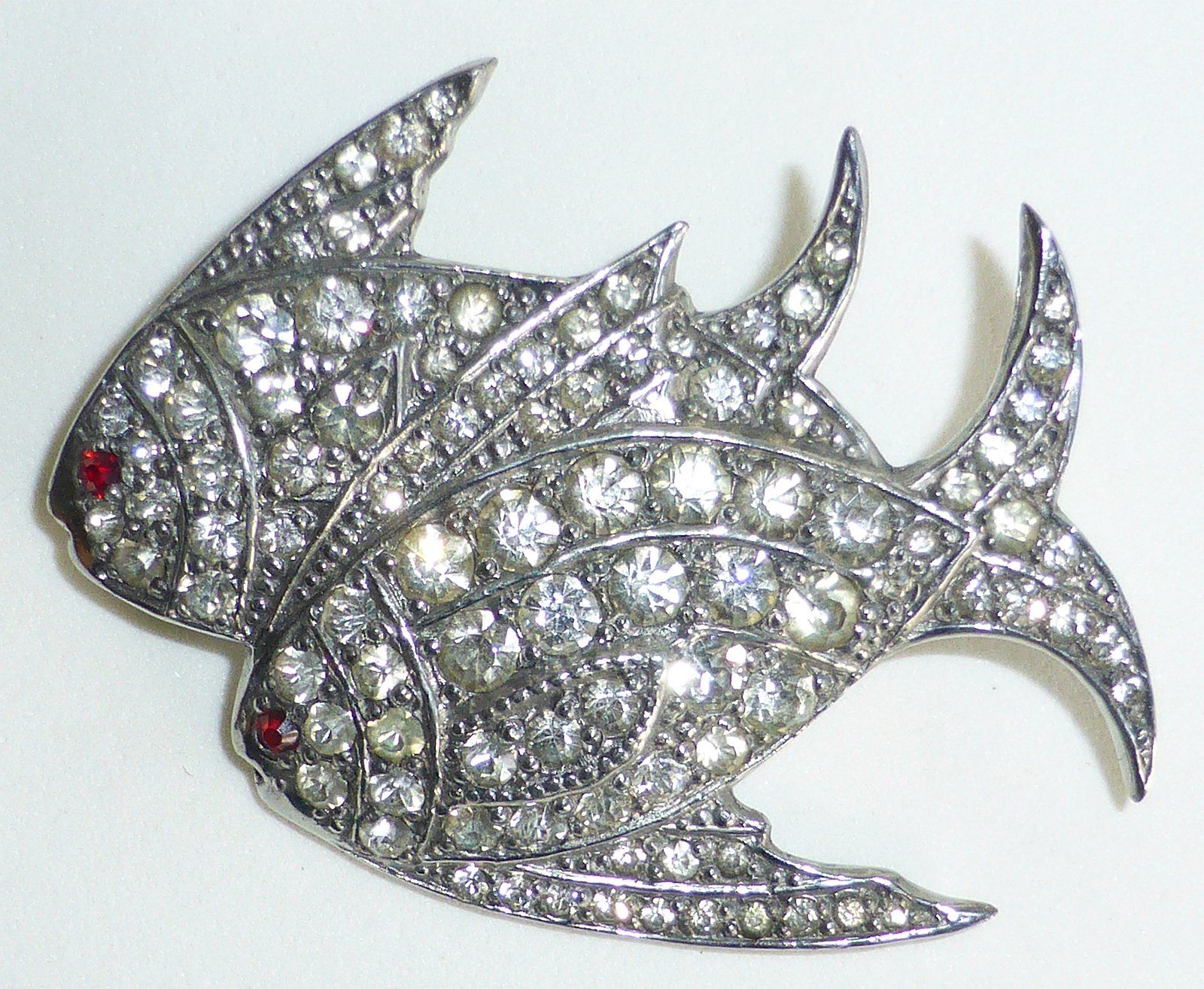 Spille & Fermagli: Hübsche Art Deco Strass-Brosche mit zwei Fischen – Usato da Sonceboz-Sombeval venduto da Artdecolove