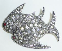 Hübsche Art Deco Strass-Brosche mit zwei Fischen