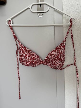 Roter Blümchen-Bikini