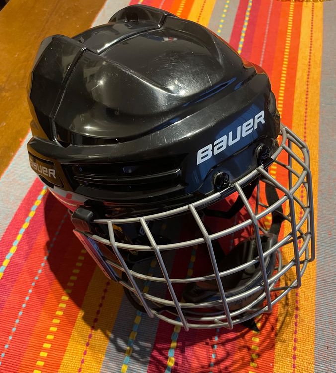 Casque Bleu De Hockey Sur Glace Avec La Cage, D'isolement Dessus Image
