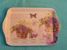 Serviertableau, Lila Blumen im Topf, Schmetterling