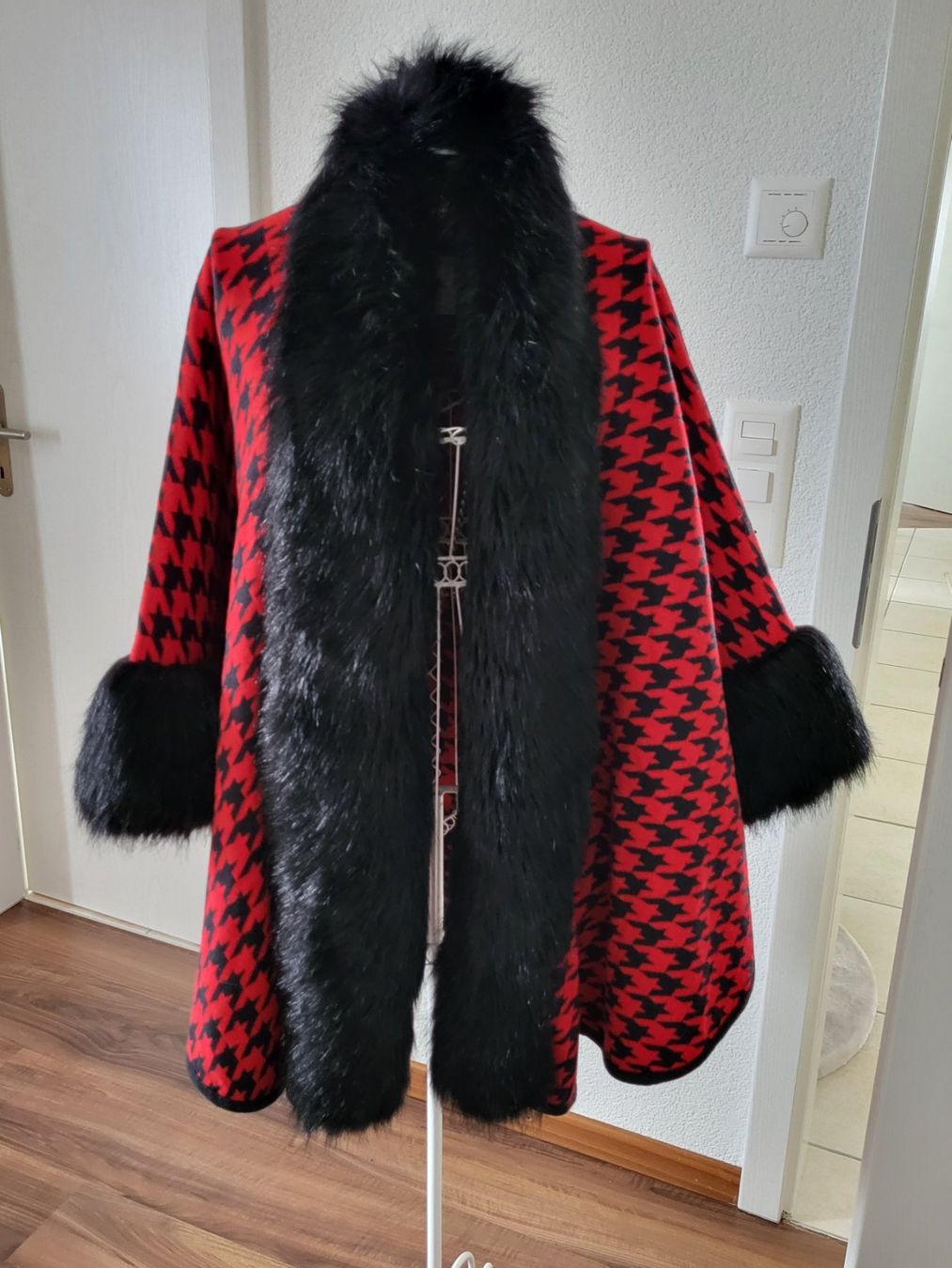 Sonstige Damenmode: Strickcape mit Pelz v. Alfredo Pauly rot oder blau – Neu (gemäss Beschreibung) aus Eschenbach SG von Mr.PP-Green