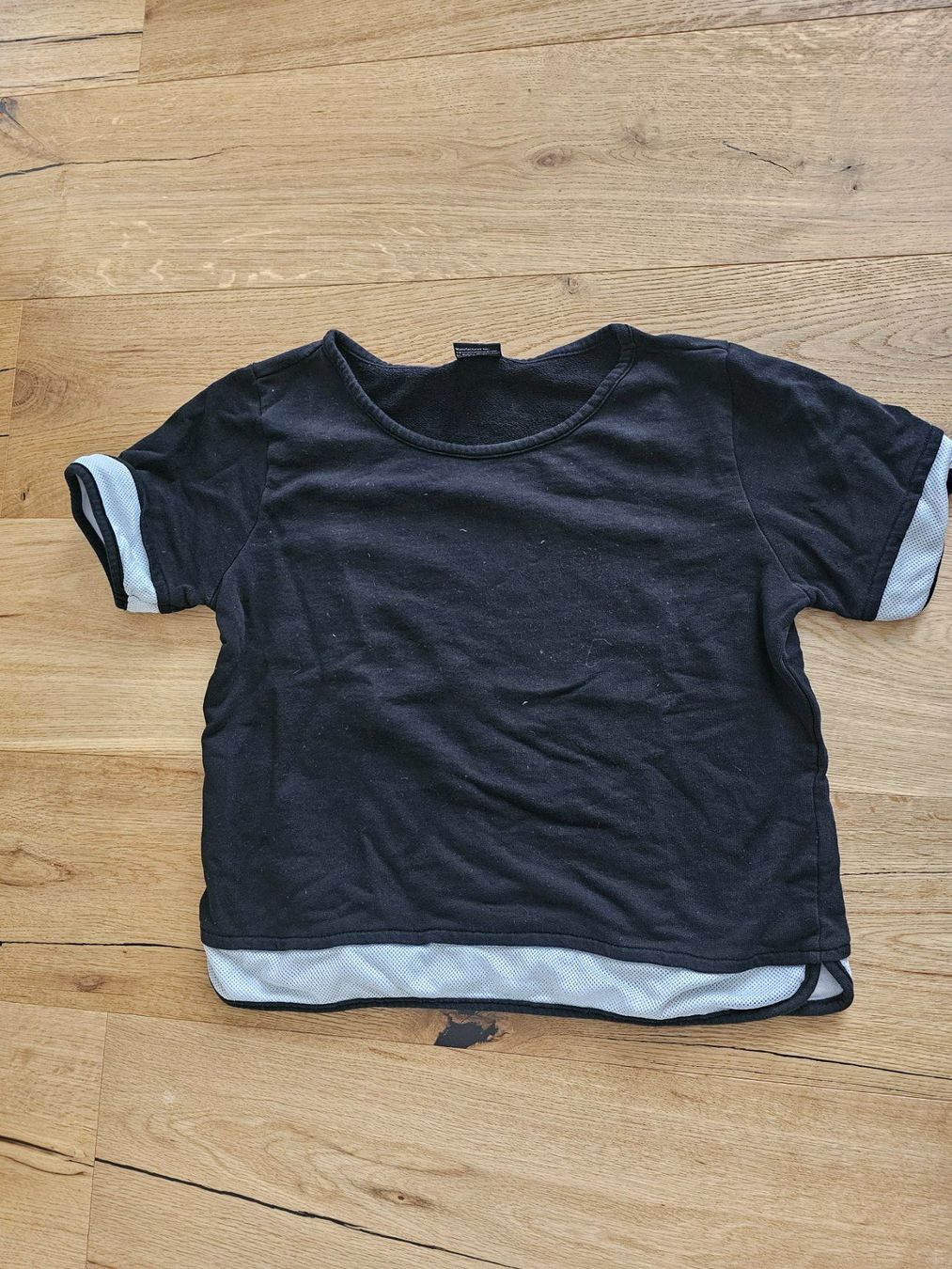 T-shirt: Schwarzes Urban Classics Cropped Sweatshirt Gr. S – Usato da Rütihof venduto da neolita