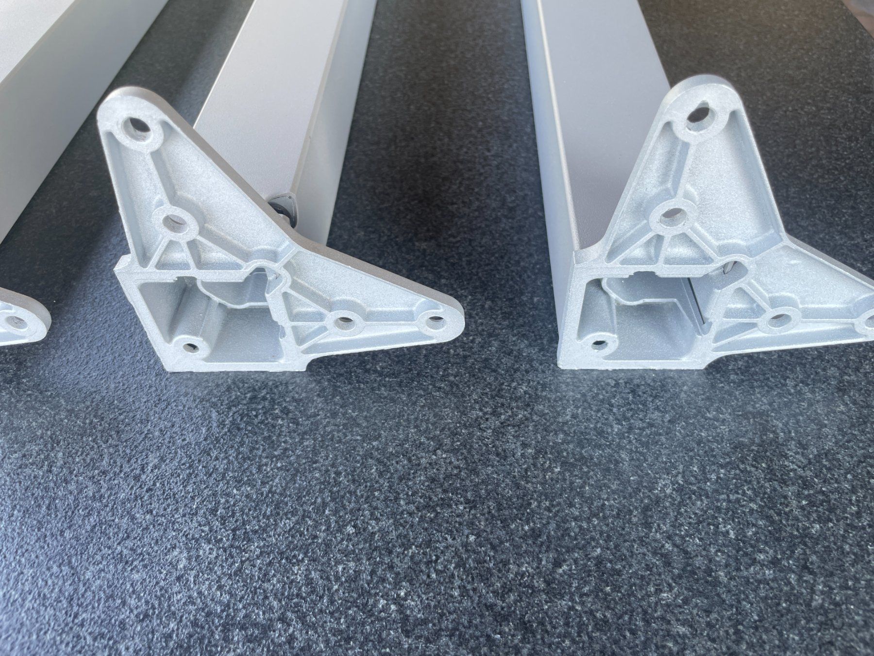 Altri mobili: Aluminium‑Tischbeine, – Usato da Schmerikon venduto da die_8b8m 1