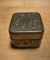 Boîte à encre ancienne en métal gravé