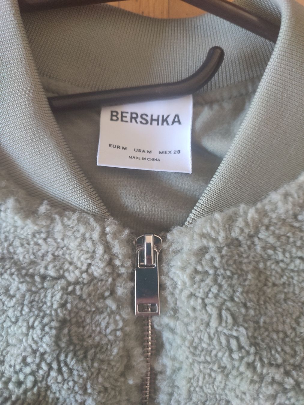 Bershka Jacken: Bershka Teddy Bomberjacke Grösse M  – Neu (gemäss Beschreibung) aus Waltenschwil von Bodensee84 1