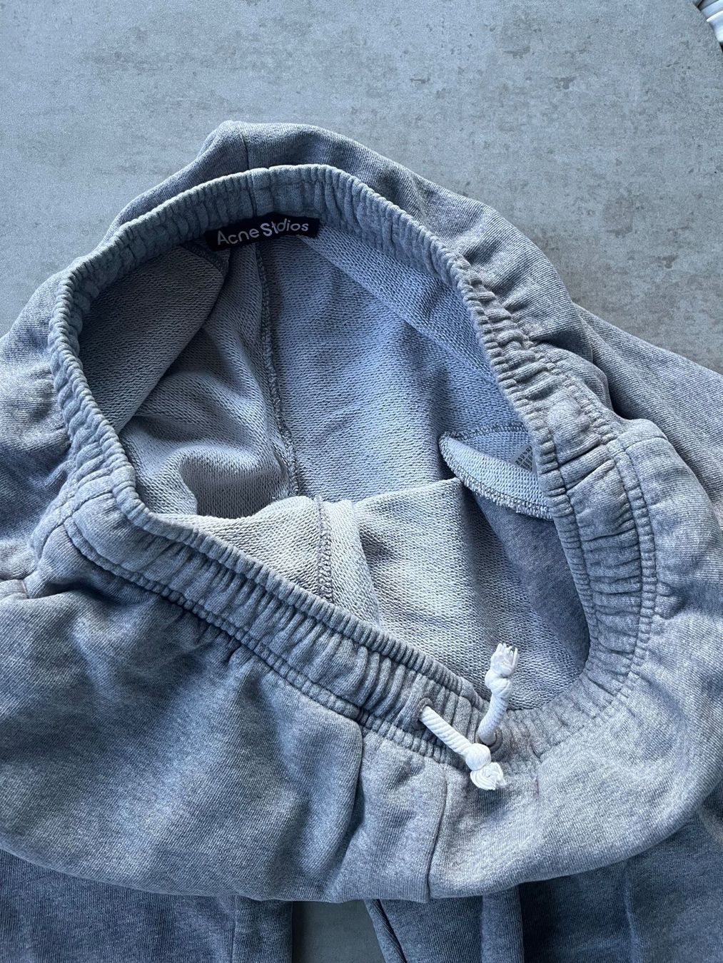 Acne Studios Pantaloni: Acne Jogginghose  M Oversized Grau Top Zustand – Usato da Arbon venduto da Lakatusch 1