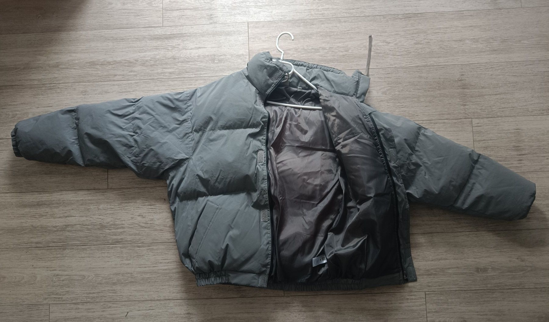 Fear of God Giacche: Fear of God Essentials Puffer Jacket - Silver Reflective – Usato da Altdorf UR venduto da Mattia0226 1