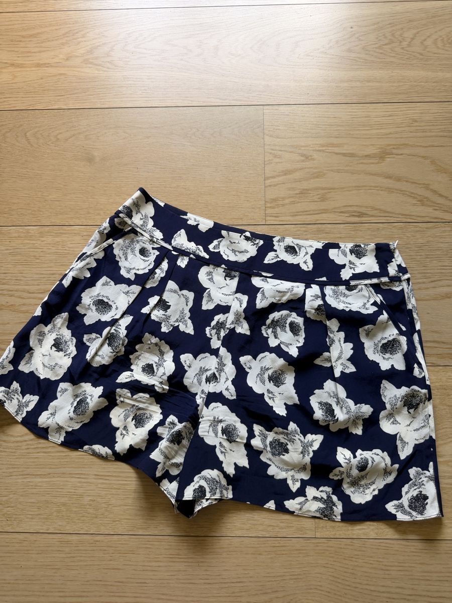 Nina Ricci Hosen: Nina Ricci shorts – Gebraucht aus Zürich von cha_y9x8