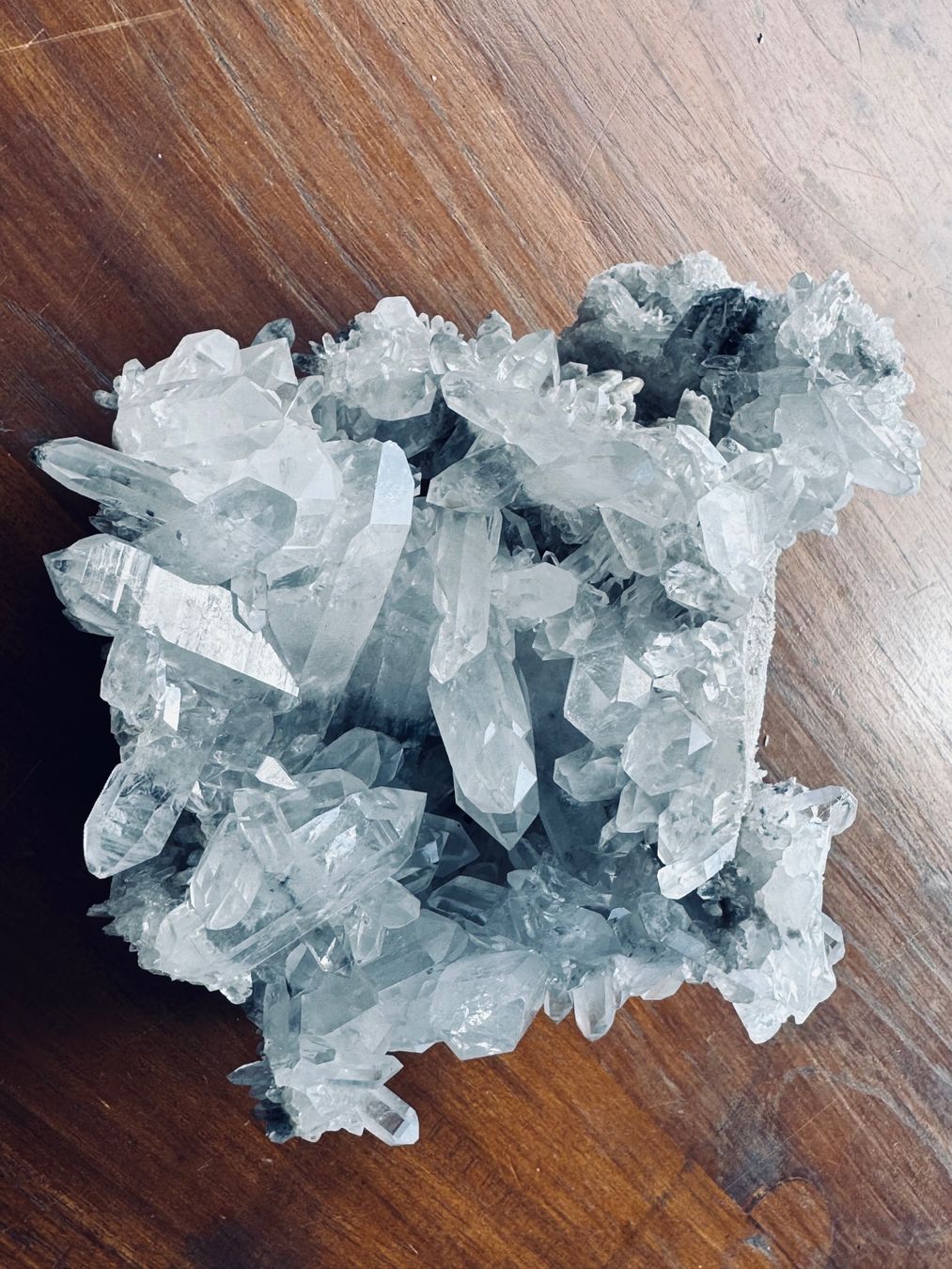 Minerali & Pietre curative: Bläuliche Quarz-Stufe aus Mathon, Schweiz – Nuovo e nell'imballaggio originale da Seeberg venduto da Mono1 7
