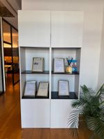 Étagère / Bibliothèque IKEA blanche avec rangements fermés