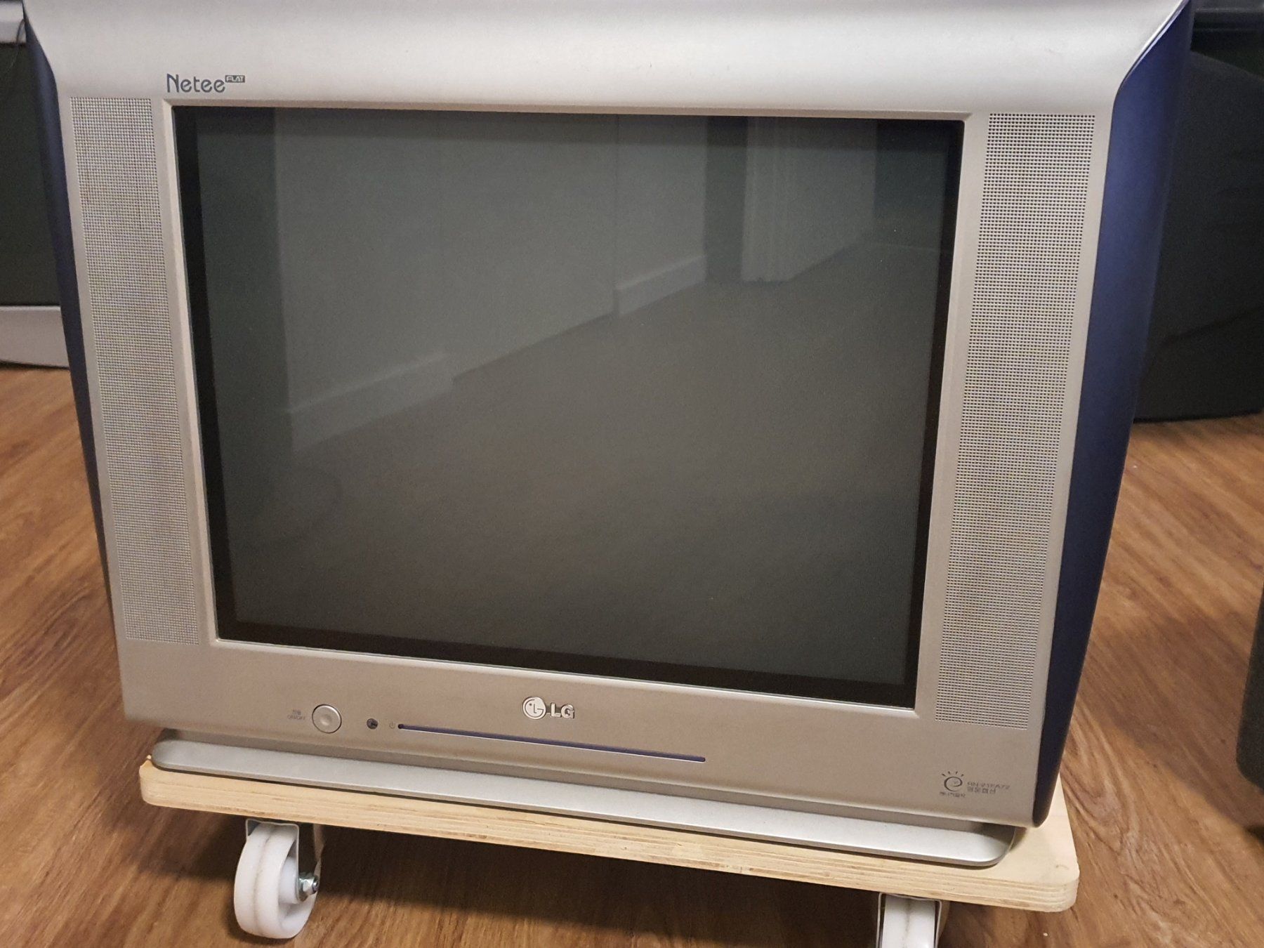 LG Fernseher: LG RN-21FA72 Netee FLAT CRT TV – Gebraucht aus Bachenbülach von RGB-out