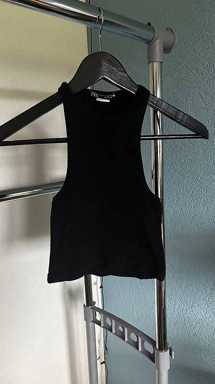 Top: Top Zara noir simple – Usato da Châtel-St-Denis venduto da leacherre