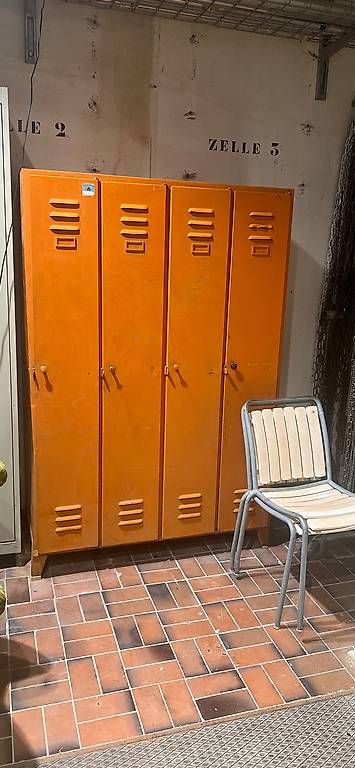 Schränke: Alter Garderobenschrank – Gebraucht aus Gunzwil von vintage-bazaar