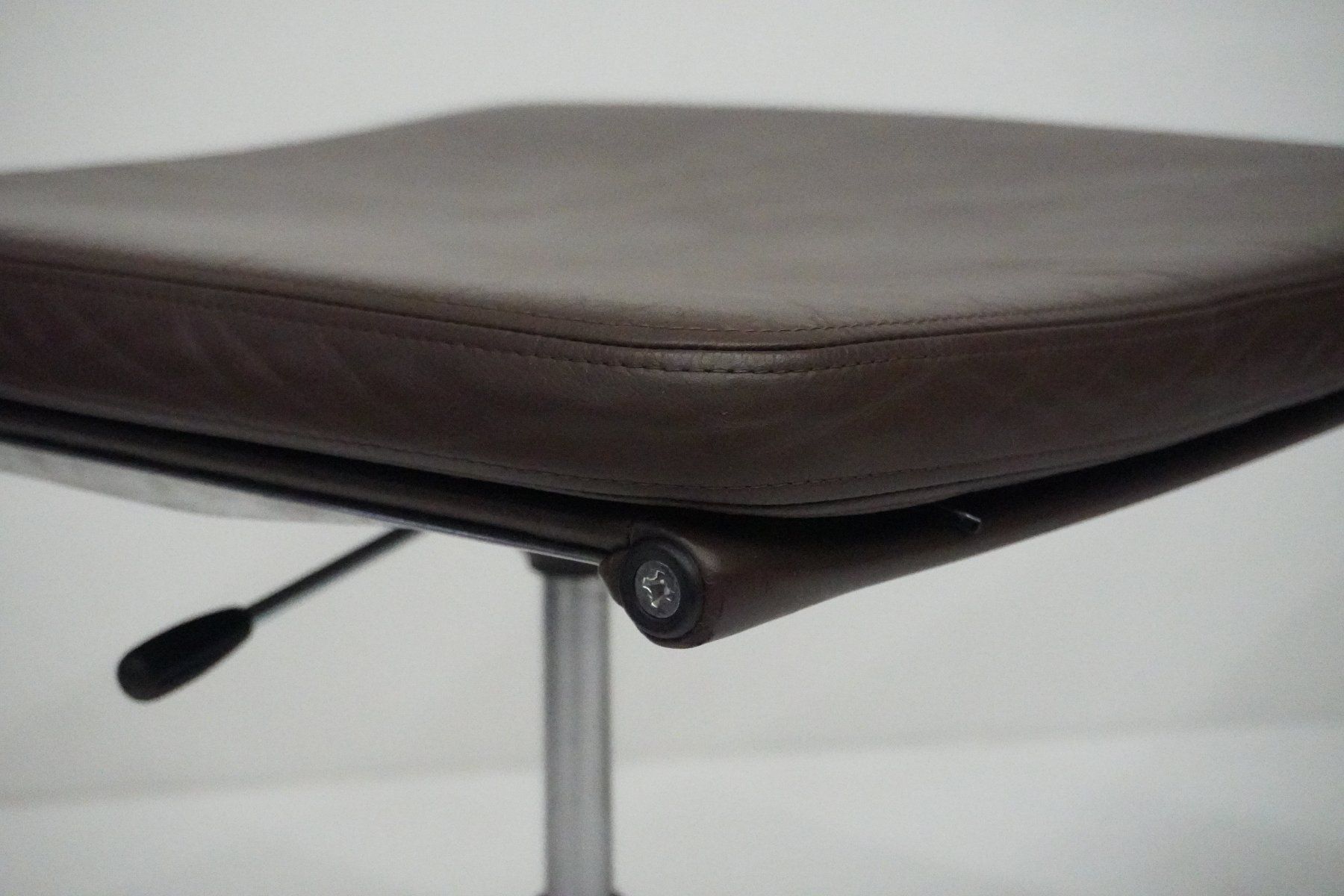 Vitra Hocker: Vitra Hocker auf Rollen EA223 Leder braun – Gebraucht aus Bad Zurzach von QLASSIQ 4