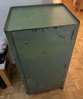Altes Metallschränkchen / Schuhschrank, grün, Retro-Look 53