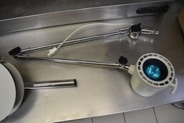 NOS VINTAGE DERUNGS ARBEITSPLATZ/OP GELENKLAMPE AUF RÄDERN