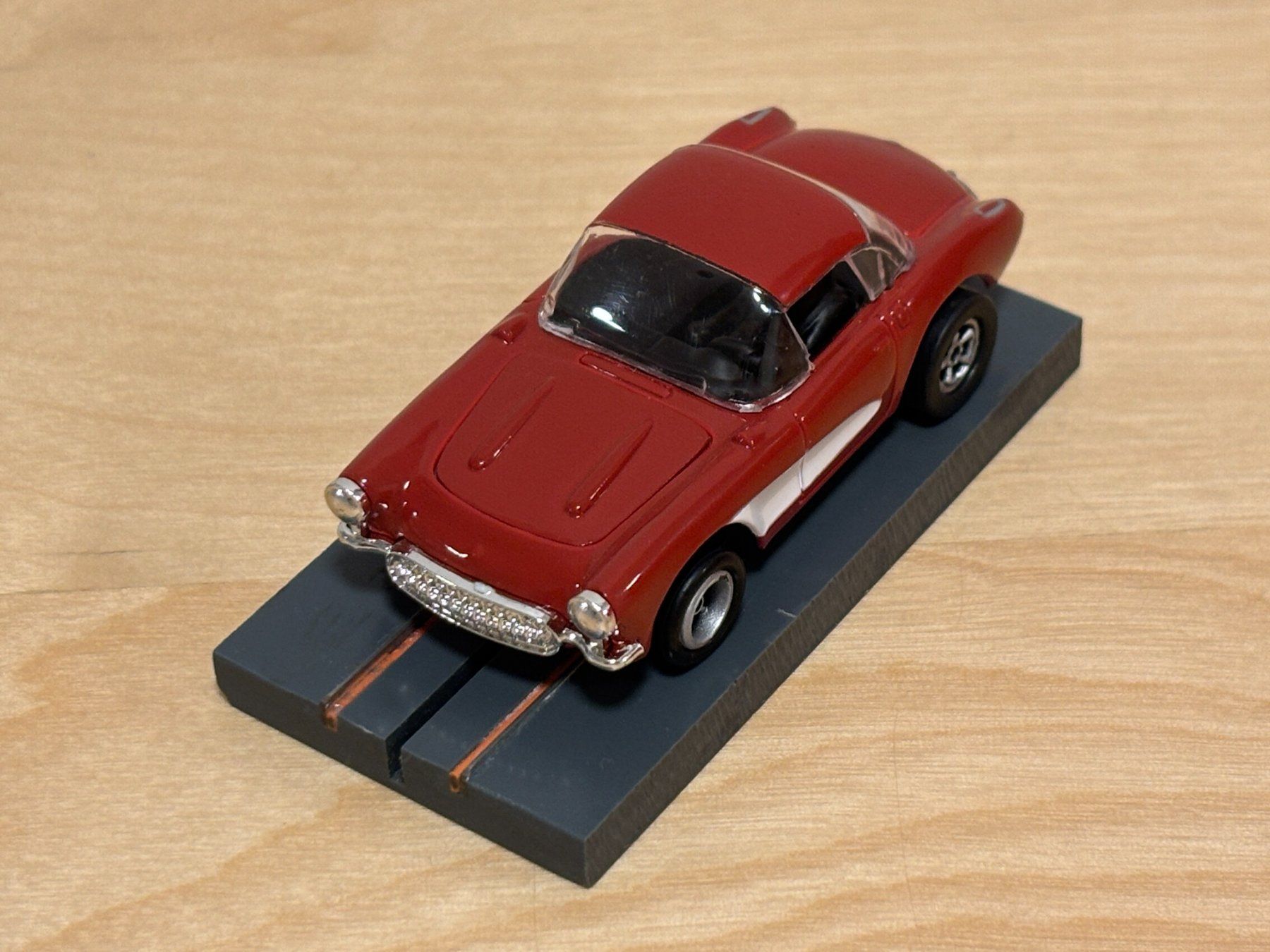Rennbahnen: Auto World 1957 Corvette rot – Neu (gemäss Beschreibung) aus Bülach von h0slotch