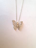 Silberfarbige Kette mit Anhänger Schmetterling Glitzer