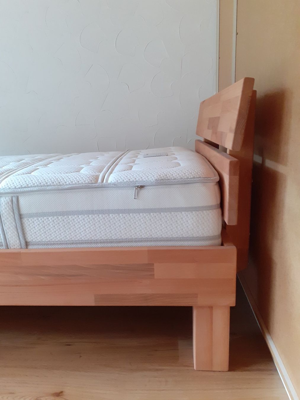 Livique Lits: Neuwertiges Einzelbett Holz mit Comfortmatratze – D'occasion à Valens par kob_9ycf 1