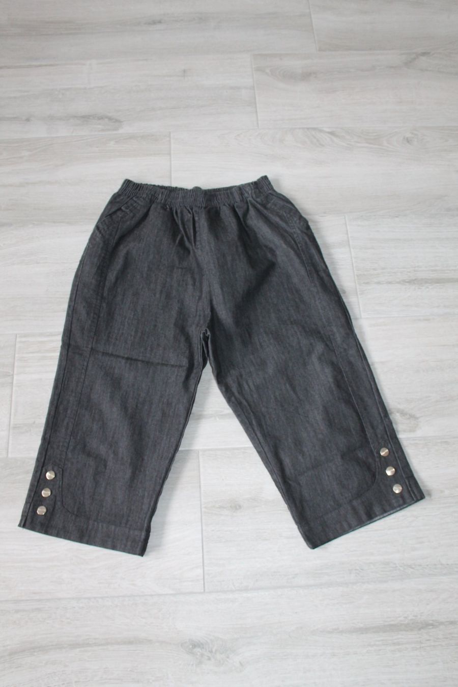 Pantaloni: Pantacourt taille L – Usato da Chez-le-Bart venduto da jasse