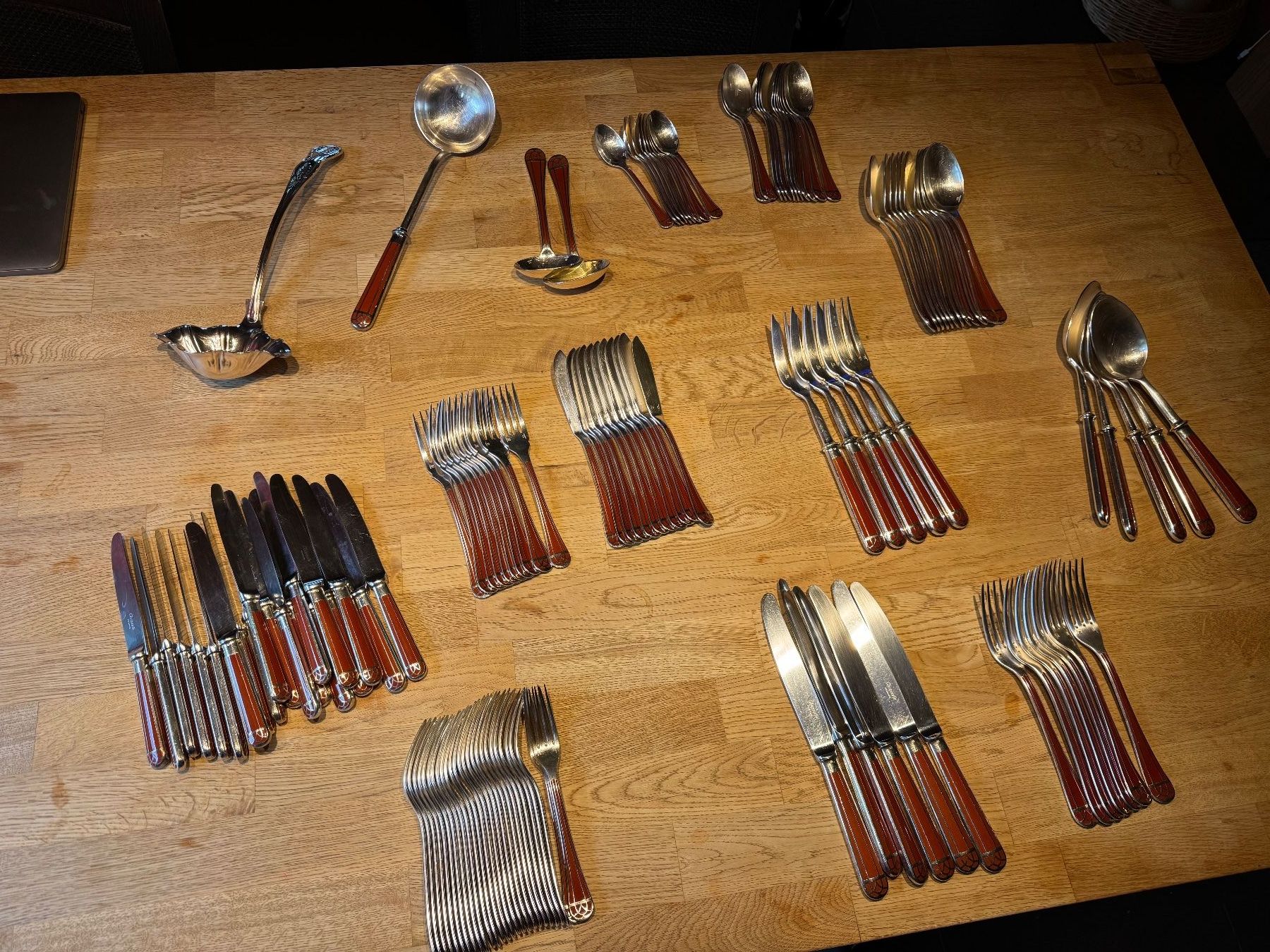Christofle Geschirrsets: Christofle 127-Piece Silverware Set – Pristine Condition – Gebraucht aus Grund b. Gstaad von ReLuxe