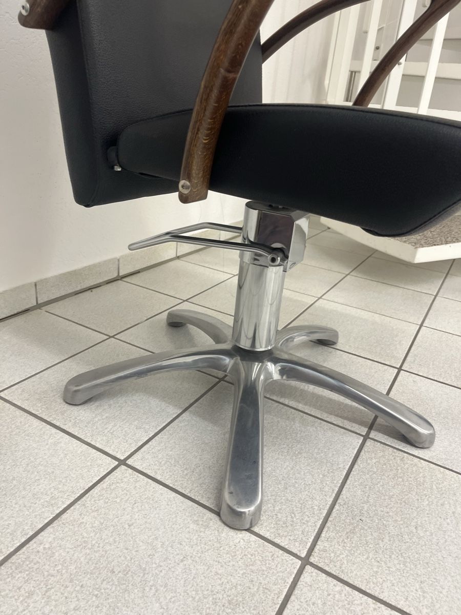 Sedie: Coiffeurstuhl mit Pumpe / Friseur Stuhl – Usato da Bösingen venduto da riedom01 5