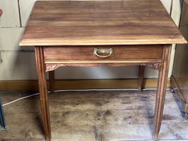 Kleiner Jugendstil KirschbaumTisch.                        T