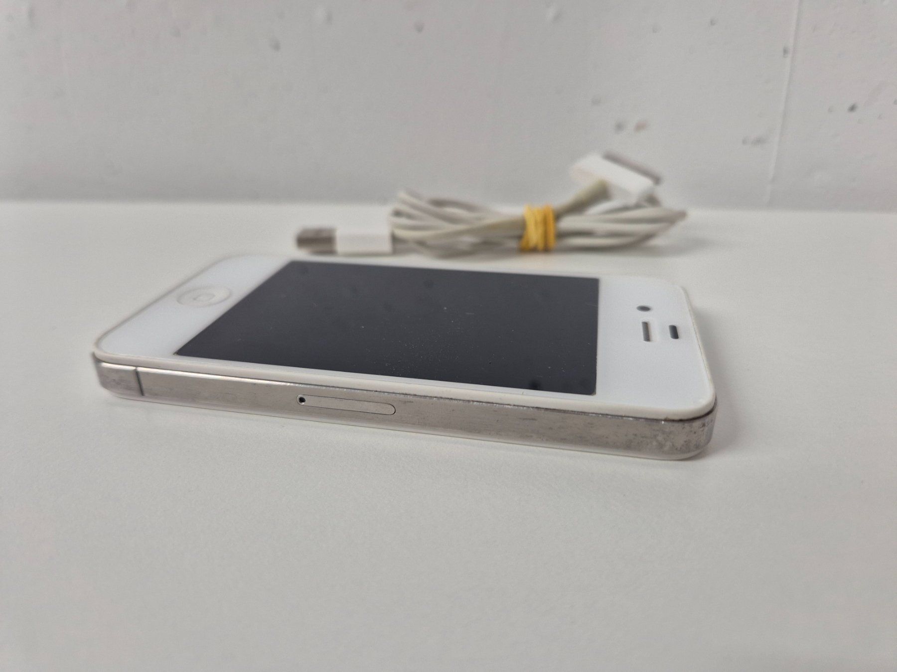 Apple Telefoni cellulari / Smartphones: iPhone 4 - 8 GB - weiss - mit Ladekabel – Usato da Sitterdorf venduto da Lenggi7 1