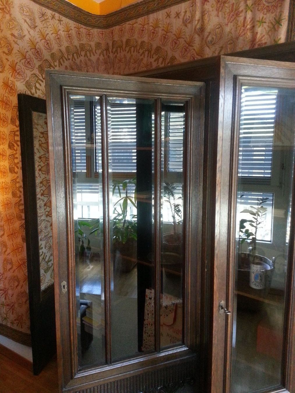 Holzartikel: Jugendstil Vitrine (1905), Eiche massiv – Gebraucht aus Zug von megawarenlager 3