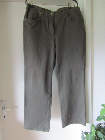 pantalon NEUF, avec brillants,   taille courte 23