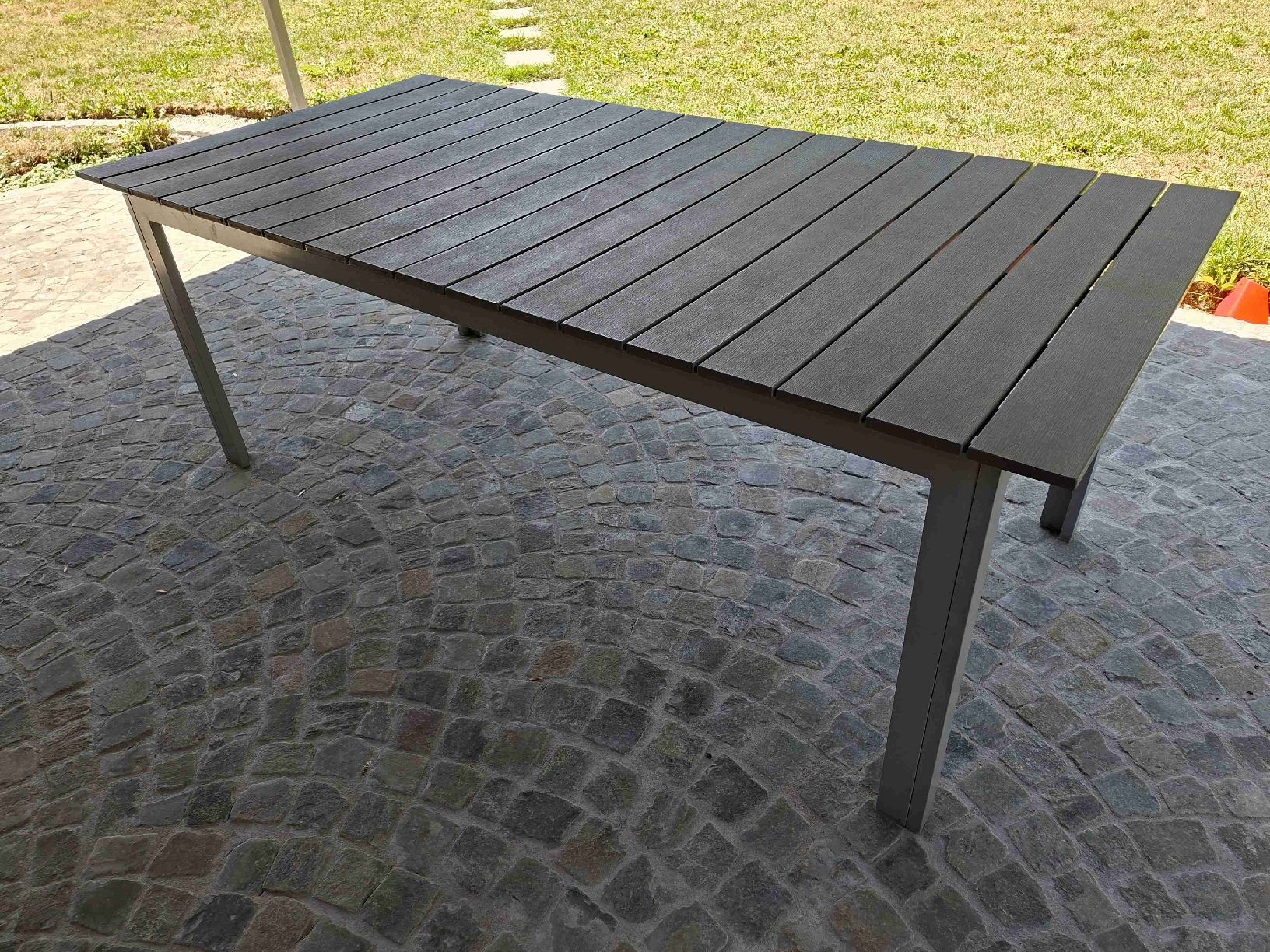 Tische: Table d'extérieur composite et métal gris – Gebraucht aus Corban von dameloute