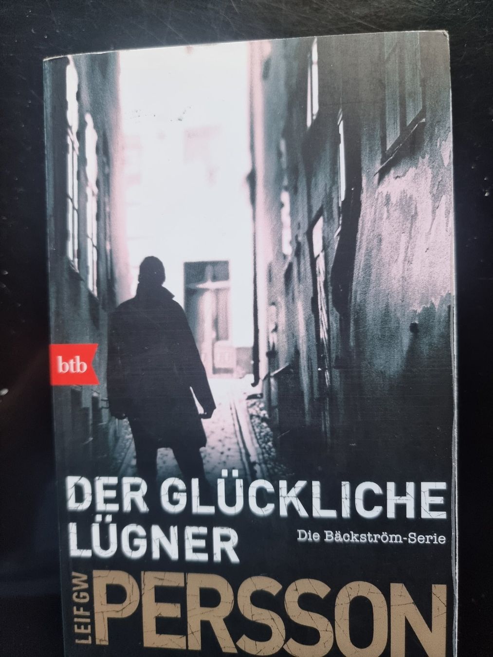Libri: Leif GW Persson    Der glückliche Lügner – Usato da Arosa venduto da horseracing