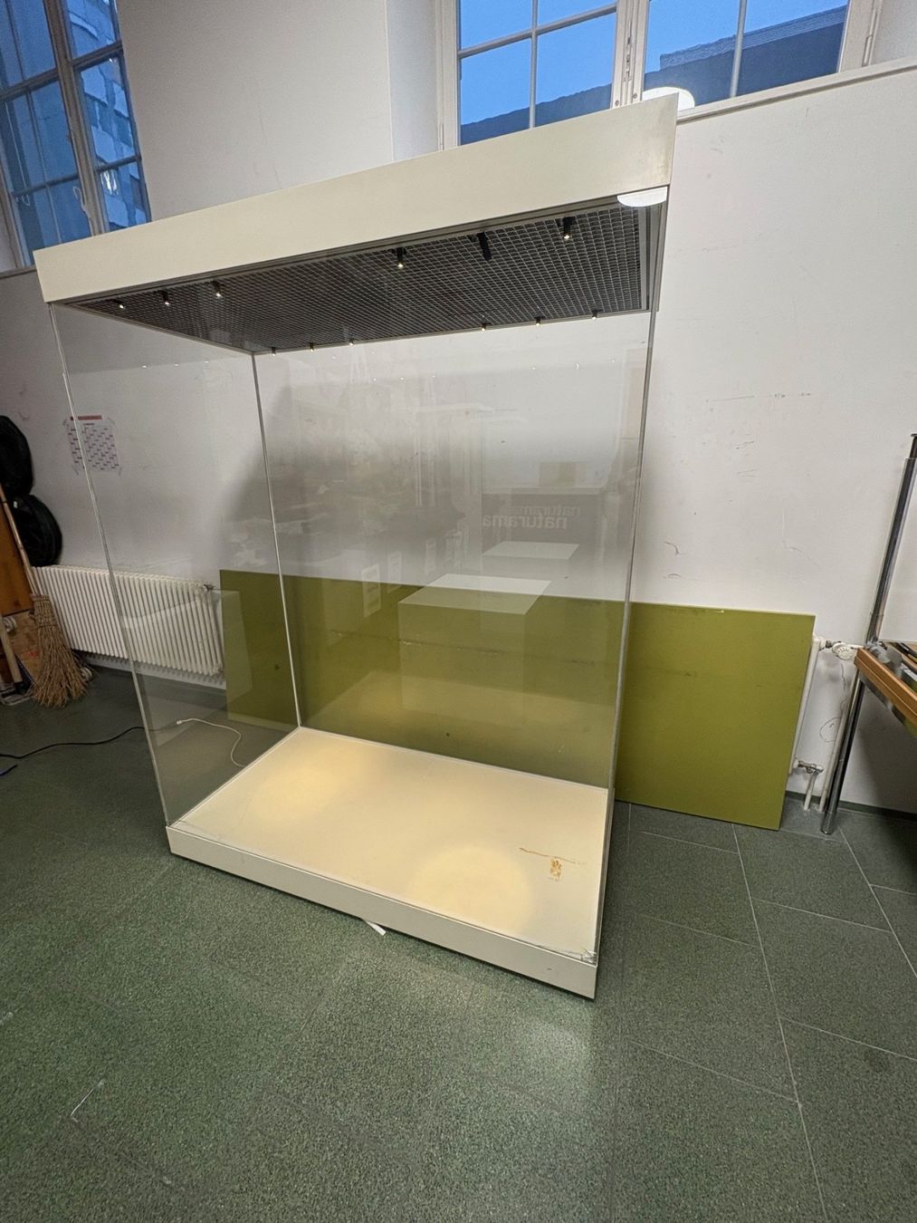 Vetrine: Vitrine mit Glas VSG, abschliessbar – Usato da Aarau venduto da Naturama_Aargau