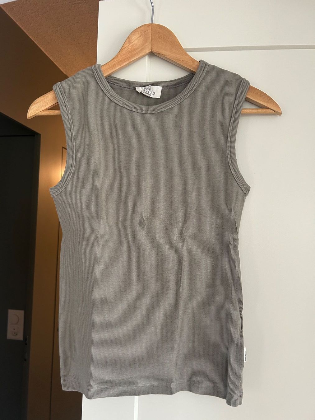 Top: Tanktop in Grau-Taupe – Usato da Winterthur venduto da neelom