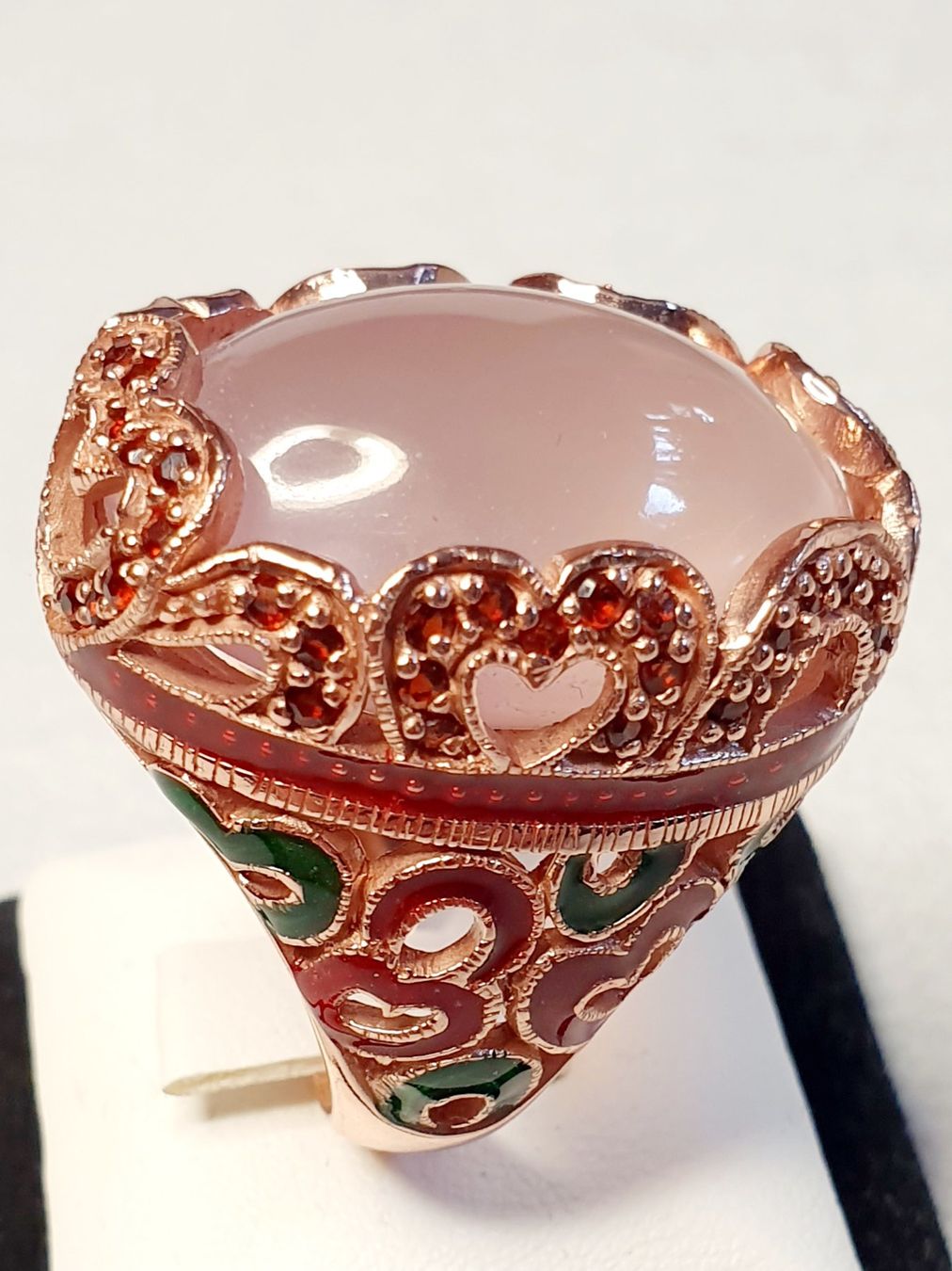 Anelli: Roségoldfarbener Ring mit Chalcedon Cabochon und Emaille – Nuovo (secondo la descrizione) da Zürich venduto da adriben 3