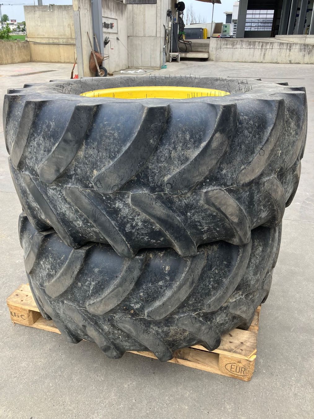 John Deere Pneus & Roues: Räder John Deere 480/70 R24 – D'occasion à Grosswangen par werkstatt6022 1