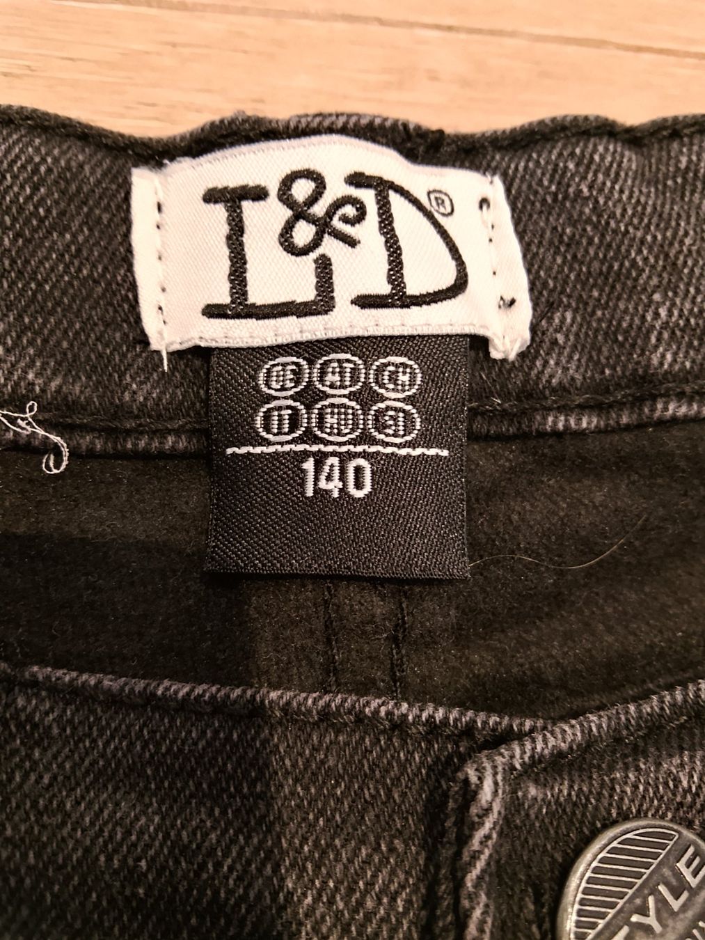 Hosen: Schwarze Jeans Junge Gr. 140, modisch, perfekt ,elastisc... – Gebraucht aus Bellikon von MellonCollieMitTwint 1