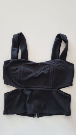 Kurzes, schwarzes Sommer Top mit Cut-Outs, Grösse S/M