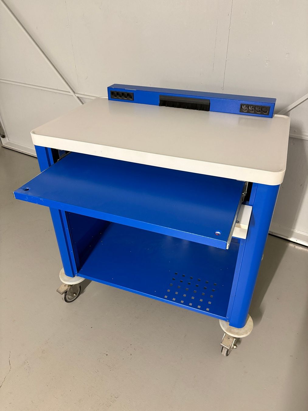 Tische: Mobiler Labor Arbeitstisch b960/t620/h690 – Gebraucht aus Dornach von Hofleur 1