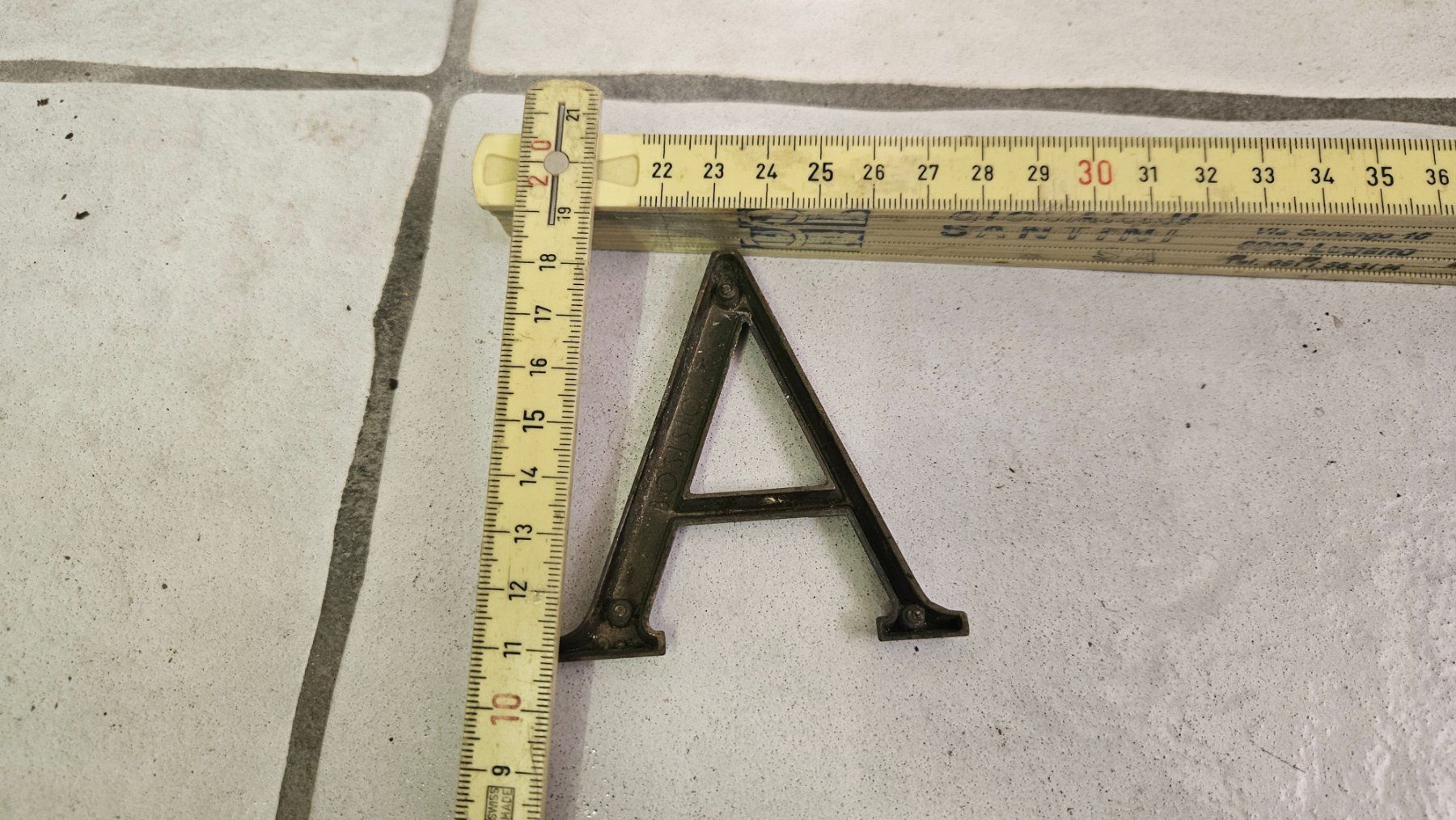 Tutte le decorazioni: 2 lettere di metallo "A" – Usato da Melano venduto da H-Sara 2