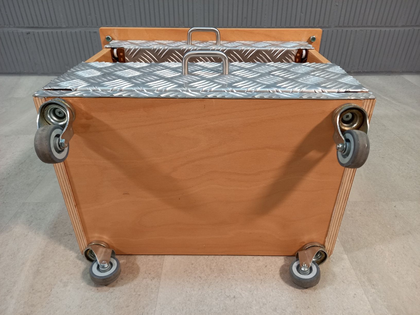 Nachttische: Holz-Riffelblech Night-Stand. Kommode Nachttisch Rollbar – Gebraucht aus Nottwil von Wondewa-Shop 5