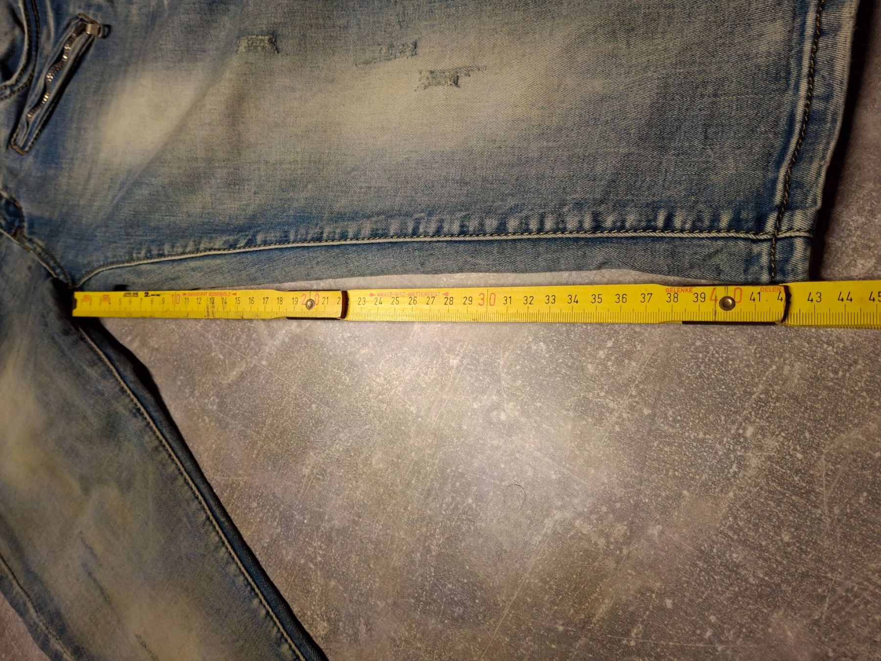 Jeans: Pantalon jeans taille M marque Newplay – Gebraucht aus Villiers von san_jn5w 8
