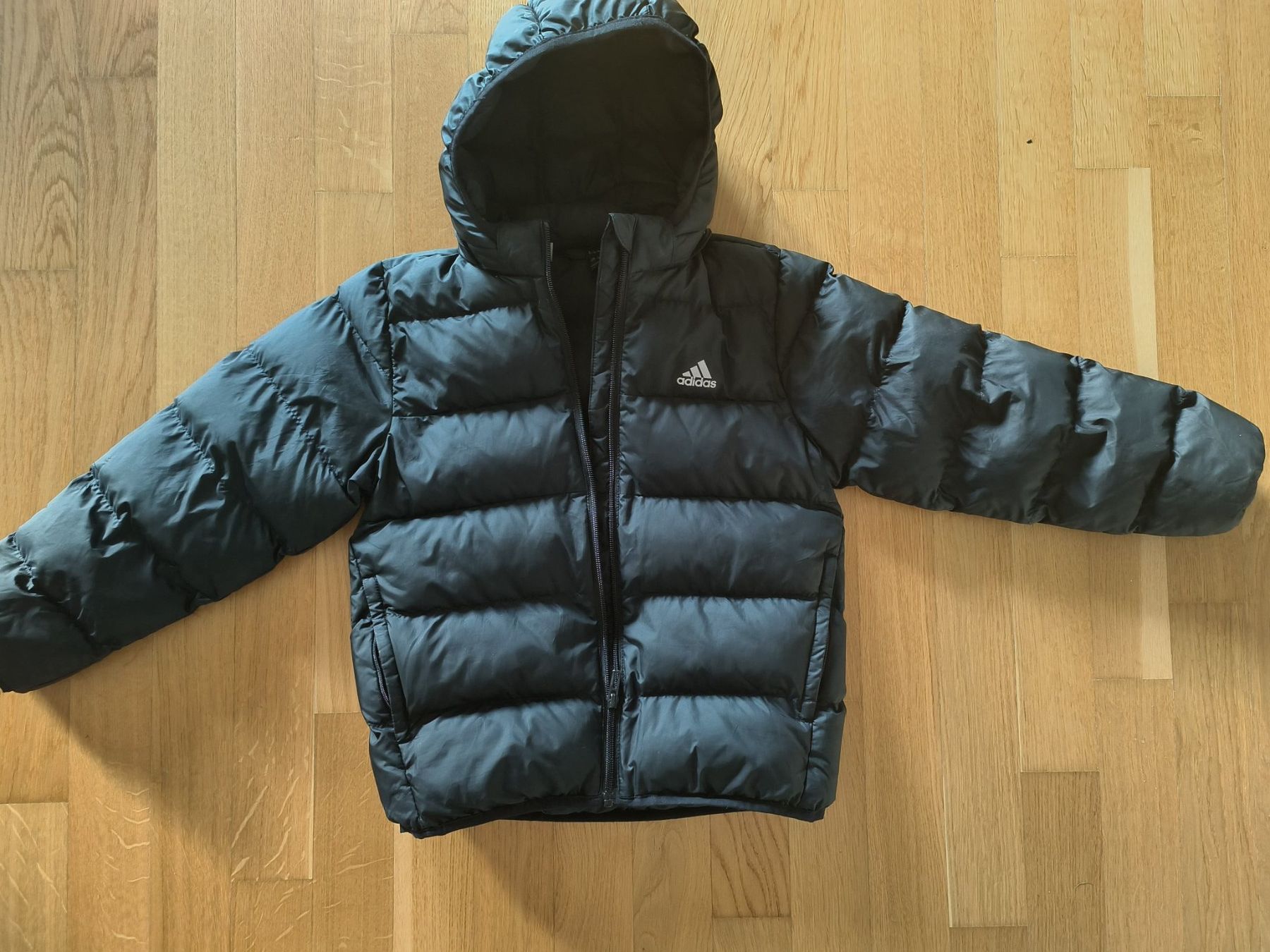Adidas Giacche & Cappotti: Kinder Sport Jacke Adidas ,Gr.128 – Nuovo (secondo la descrizione) da aarburg venduto da macacito
