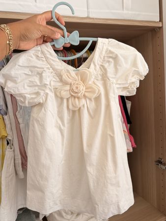 Kleid Zara Grösse 92 cremefarben mit Blumenapplikation