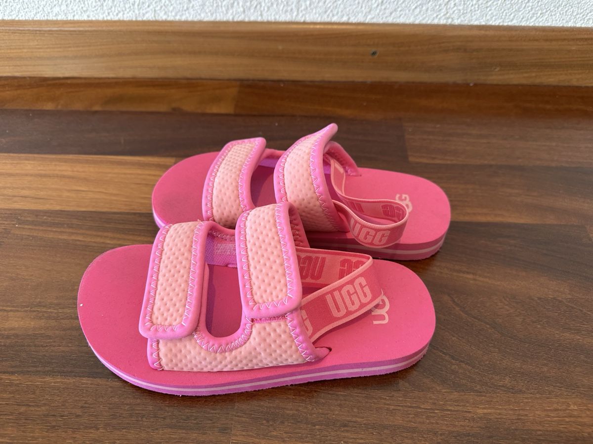 Ugg Schuhe für Mädchen: UGG Badesandalen Gr. 33.5 – Gebraucht aus Glattpark(Opfikon) von Glatt19 1