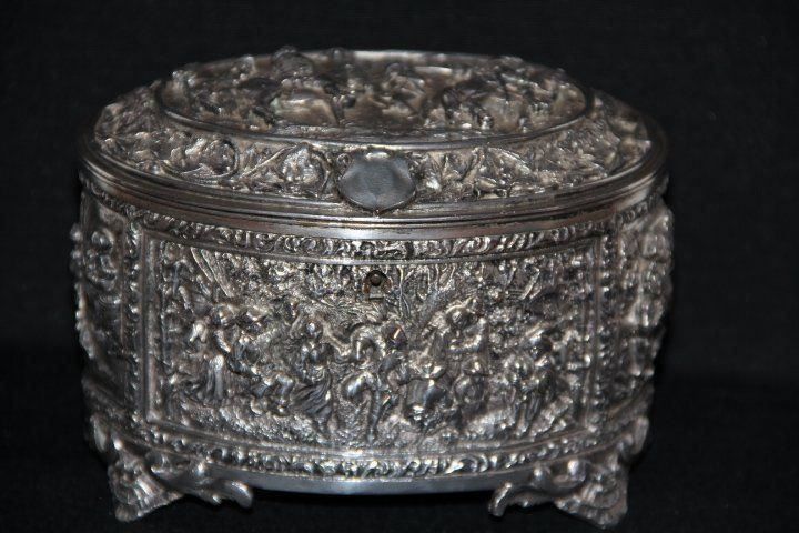 Cassapanche: Ancien coffret à bijoux . – Usato da Praz (Vully) venduto da pikuluka1 2