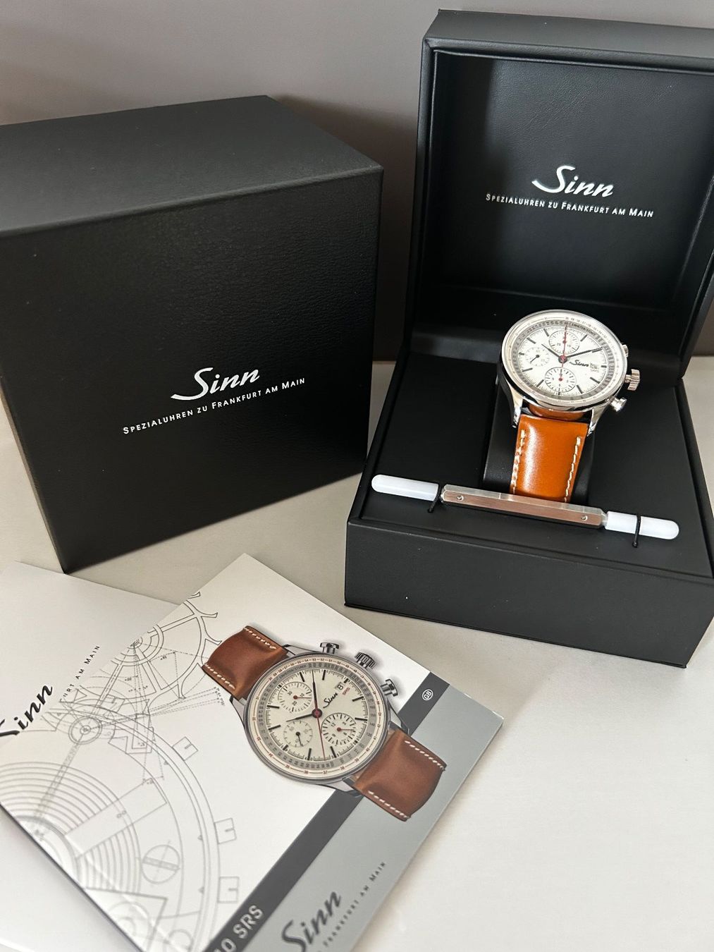 Sinn Orologi: SINN 910 SRS Flyback Column Whel Chronograph. New/Garantie. – Nuovo e nell'imballaggio originale da Genève venduto da GLwatchsa 2