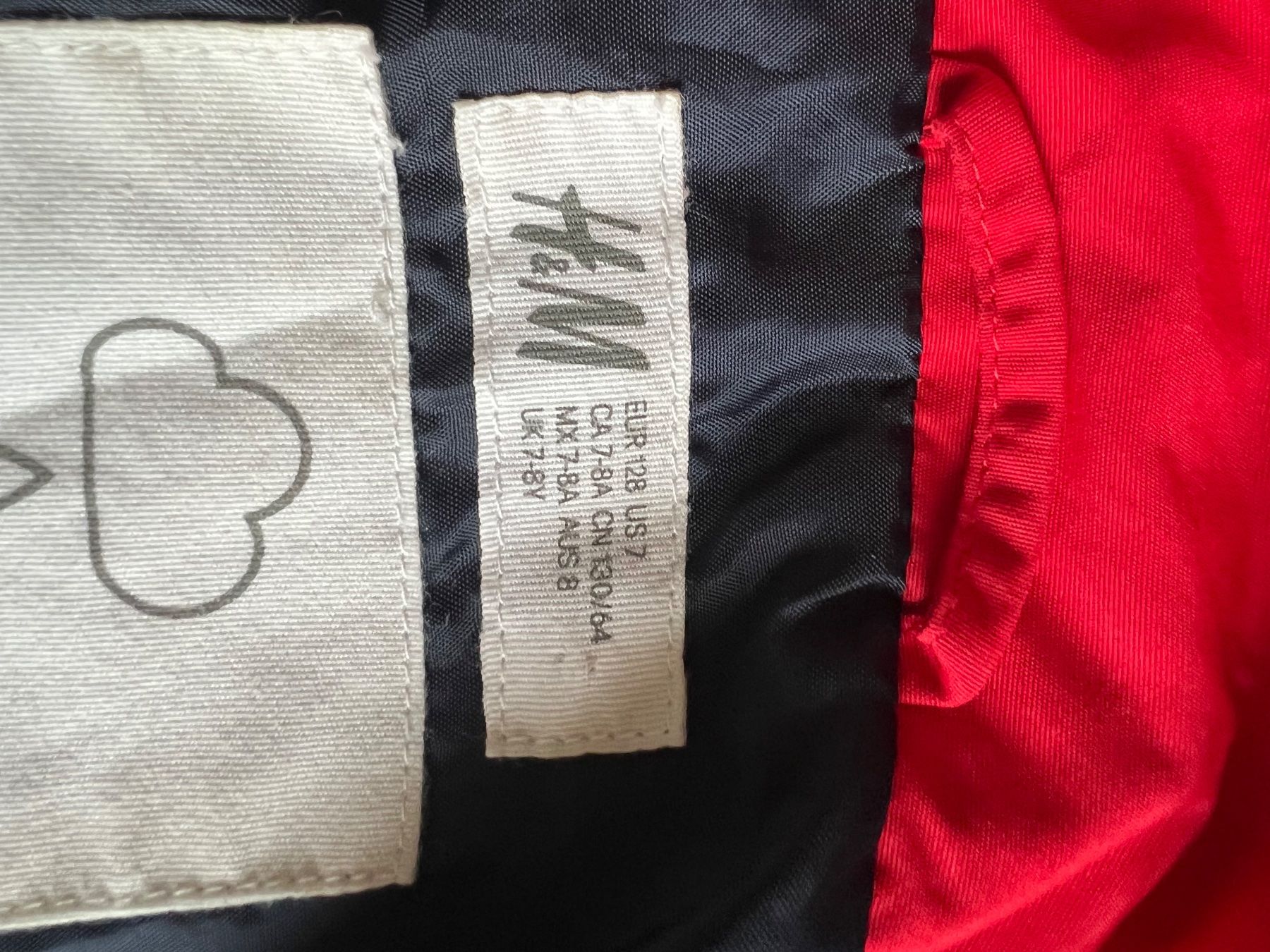 H&M Giacche & Cappotti: Regenjacke rot Grösse 128 – Usato da Au ZH venduto da MoMaCo 1